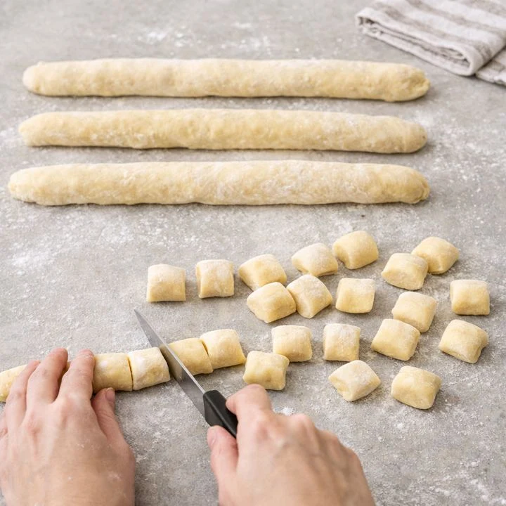 Раскатайте и нарежьте тесто